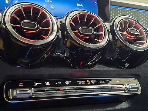 Used 2024 Mercedes-Benz GLB 250 4MATIC image 31