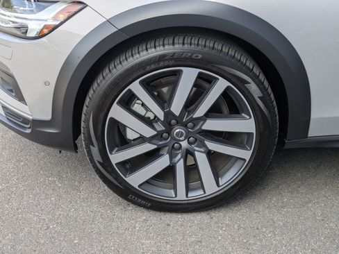 Used 2025 Volvo V90 B6 Cross Country Ultra w/ Protection Package Premier image 11