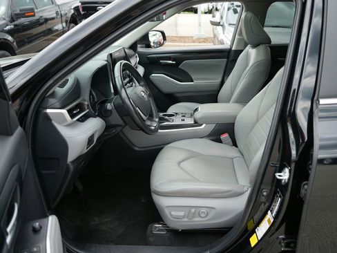 Used 2024 Toyota Highlander XLE FWD image 19