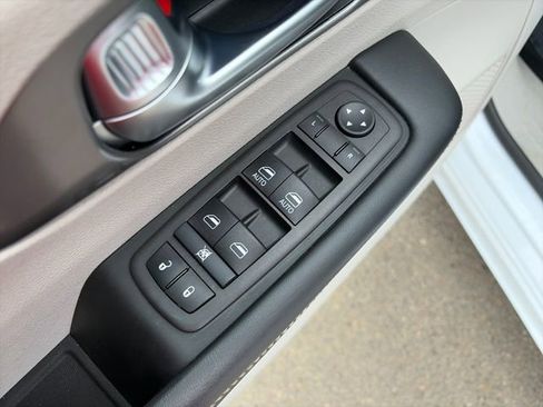Used 2024 Chrysler Pacifica Touring-L FWD image 26