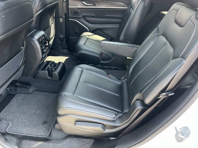 Used 2025 Jeep Grand Cherokee L Limited w/ Black Appearance Package AWD/4WD image 23