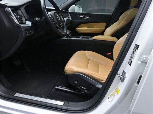 Used 2018 Volvo XC60 T5 Momentum w/ Vision Package image 17