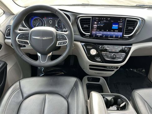 Used 2024 Chrysler Pacifica Touring-L image 13
