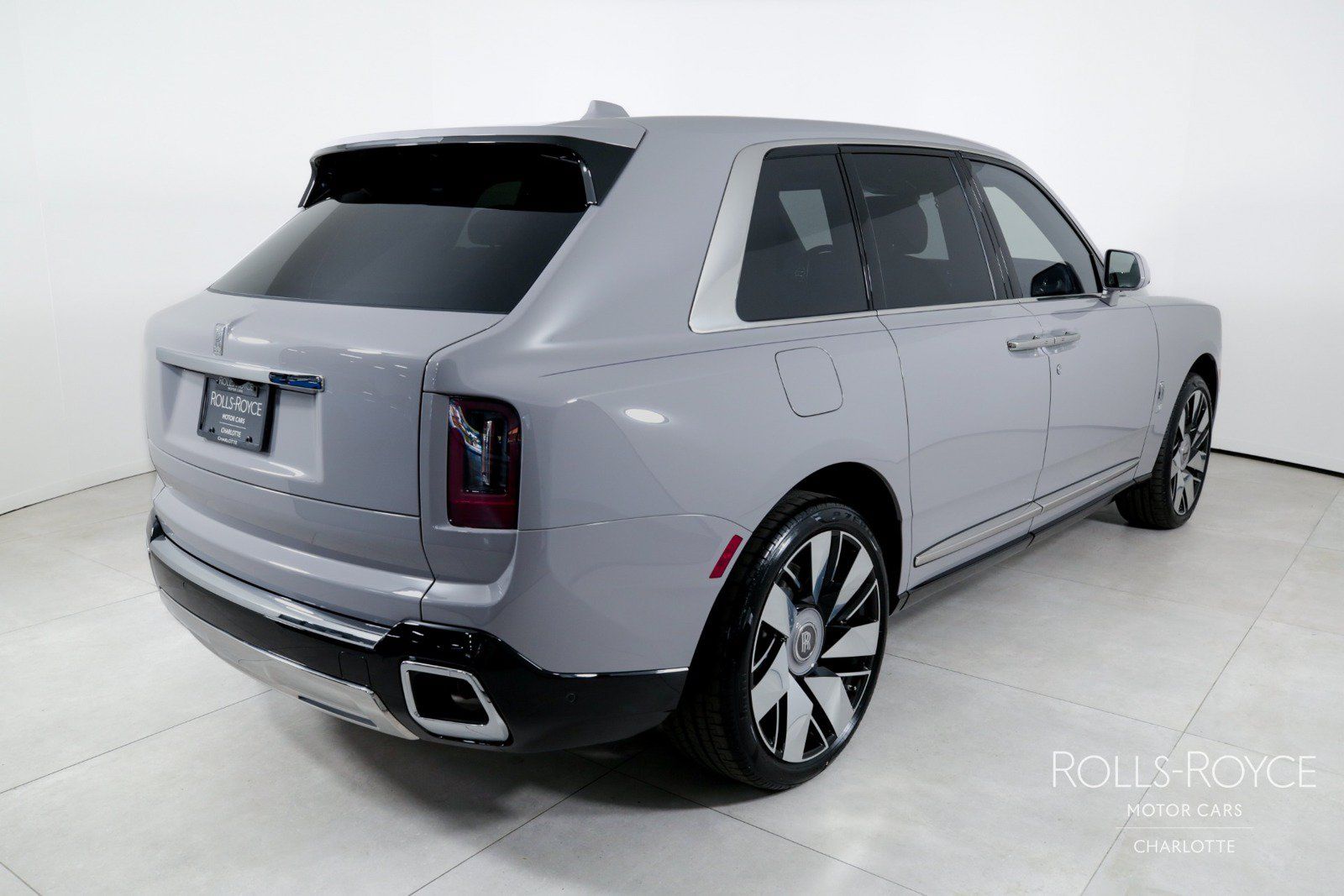 Used 2025 Rolls-Royce Cullinan AWD/4WD image 2