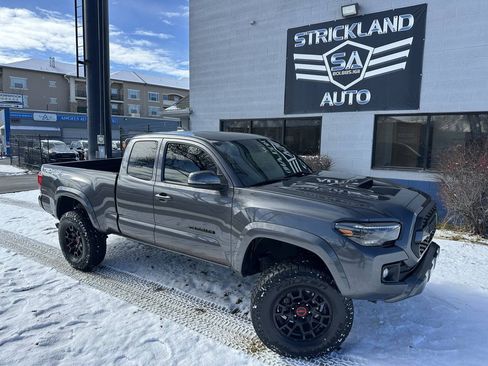 Used 2018 Toyota Tacoma TRD Sport w/ Technology Package AWD/4WD image 2
