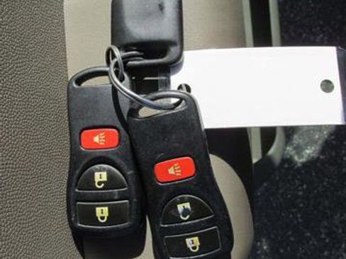 Used 2011 Nissan Frontier SV image 12