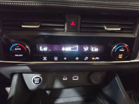 Used 2023 Nissan Rogue SV AWD/4WD image 16