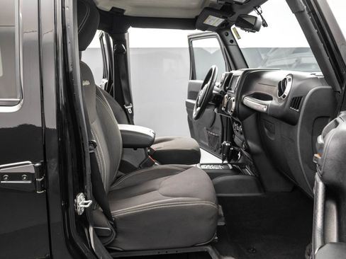 Used 2018 Jeep Wrangler Unlimited Sahara image 38