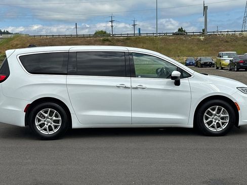 Used 2023 Chrysler Pacifica Touring-L FWD image 2