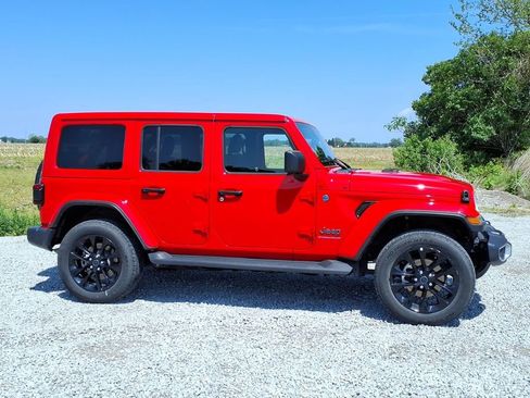 Used 2025 Jeep Wrangler Unlimited Sahara AWD/4WD image 13