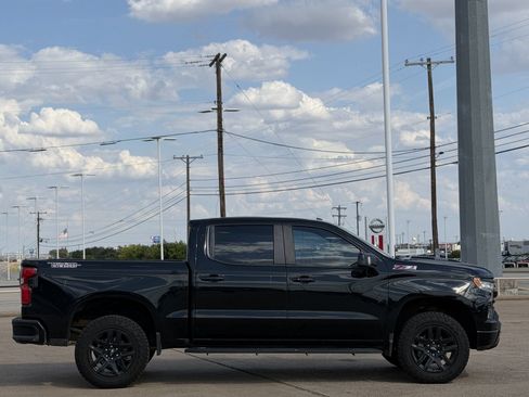 Used 2022 Chevrolet Silverado 1500 LT Trail Boss w/ LT Trail Boss Premium Package AWD/4WD image 3