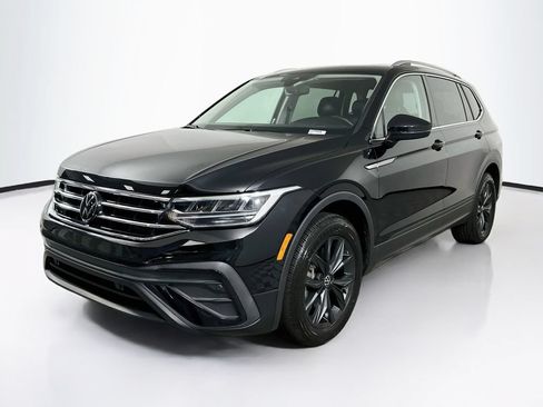 Used 2024 Volkswagen Tiguan SE w/ Panoramic Sunroof Package FWD image 1