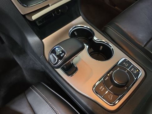 Used 2014 Jeep Grand Cherokee Overland AWD/4WD image 25