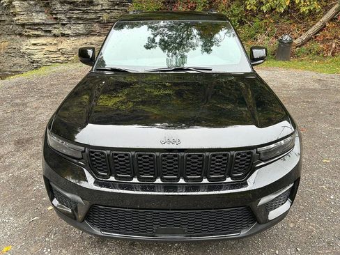 New 2025 Jeep Grand Cherokee Altitude image 9