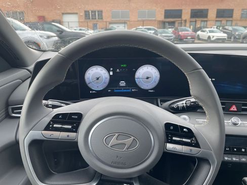 Used 2025 Hyundai Elantra SEL image 35