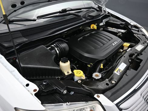 Used 2014 Chrysler Town & Country Touring image 55