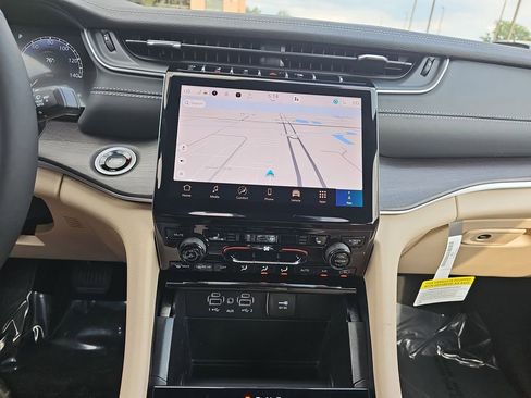 New 2025 Jeep Grand Cherokee Limited w/ Trailer Tow Package image 20