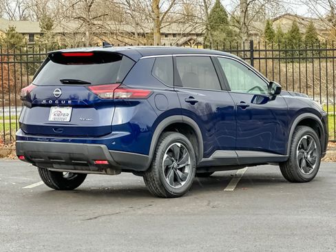 Used 2024 Nissan Rogue SV image 3