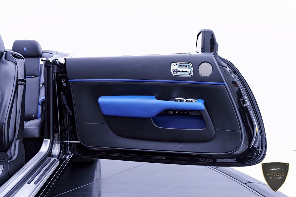 Used 2019 Rolls-Royce Dawn RWD image 36