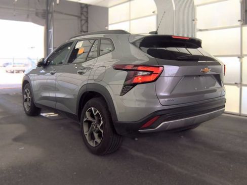 Used 2025 Chevrolet Trax LT w/ LT Convenience Package FWD image 4