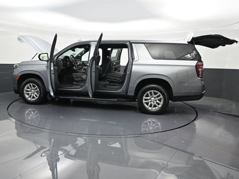 Used 2023 Chevrolet Suburban LS image 34