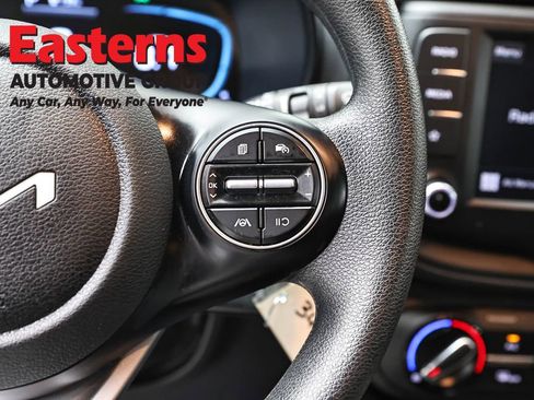 Used 2025 Kia Soul LX w/ LX Technology Package FWD image 16