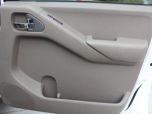 Used 2014 Nissan Frontier SV image 19