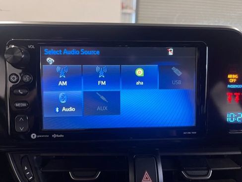 Used 2018 Toyota C-HR XLE image 28