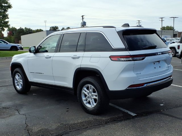 Used 2023 Jeep Grand Cherokee Laredo AWD/4WD image 6