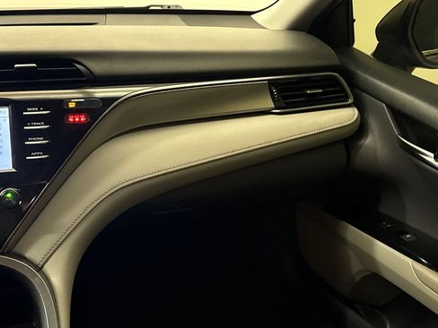 Used 2019 Toyota Camry SE FWD image 14