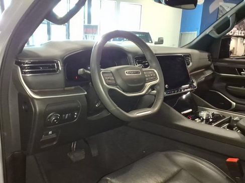 Used 2024 Jeep Wagoneer L Series III w/ Flexible Seating Group AWD/4WD image 11