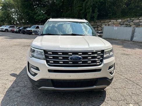 Used 2017 Ford Explorer XLT w/ Equipment Group 202A FWD image 8