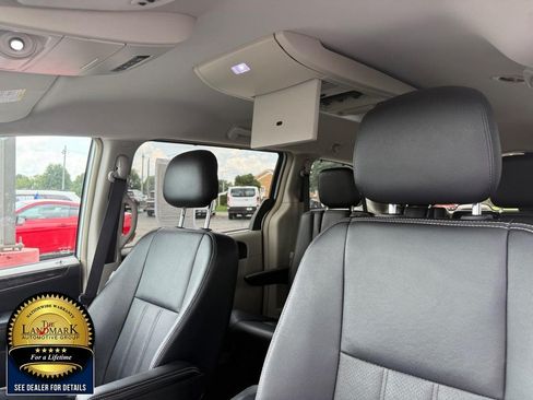 Used 2015 Chrysler Town & Country Touring-L w/ Driver Convenience Group FWD image 9