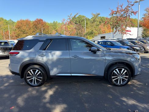 New 2025 Nissan Pathfinder Platinum image 8