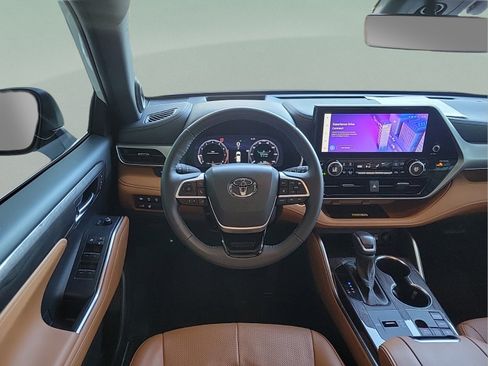 Used 2024 Toyota Highlander Platinum FWD image 13