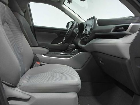 Used 2022 Toyota Highlander L image 12