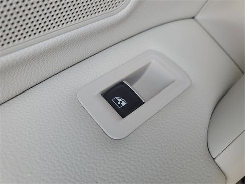 Certified 2022 Volkswagen Tiguan SE R-Line image 14