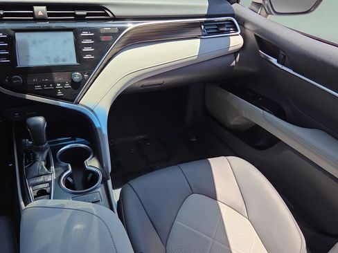 Used 2018 Toyota Camry XLE FWD image 15
