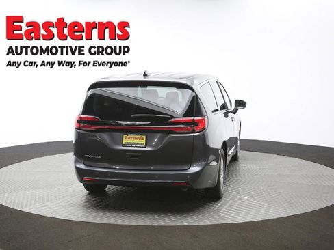 Used 2023 Chrysler Pacifica Touring-L image 41