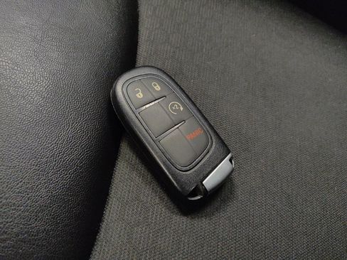 Used 2021 Jeep Cherokee Latitude Plus AWD/4WD image 32