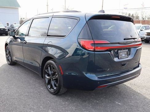 Used 2025 Chrysler Pacifica Limited image 16