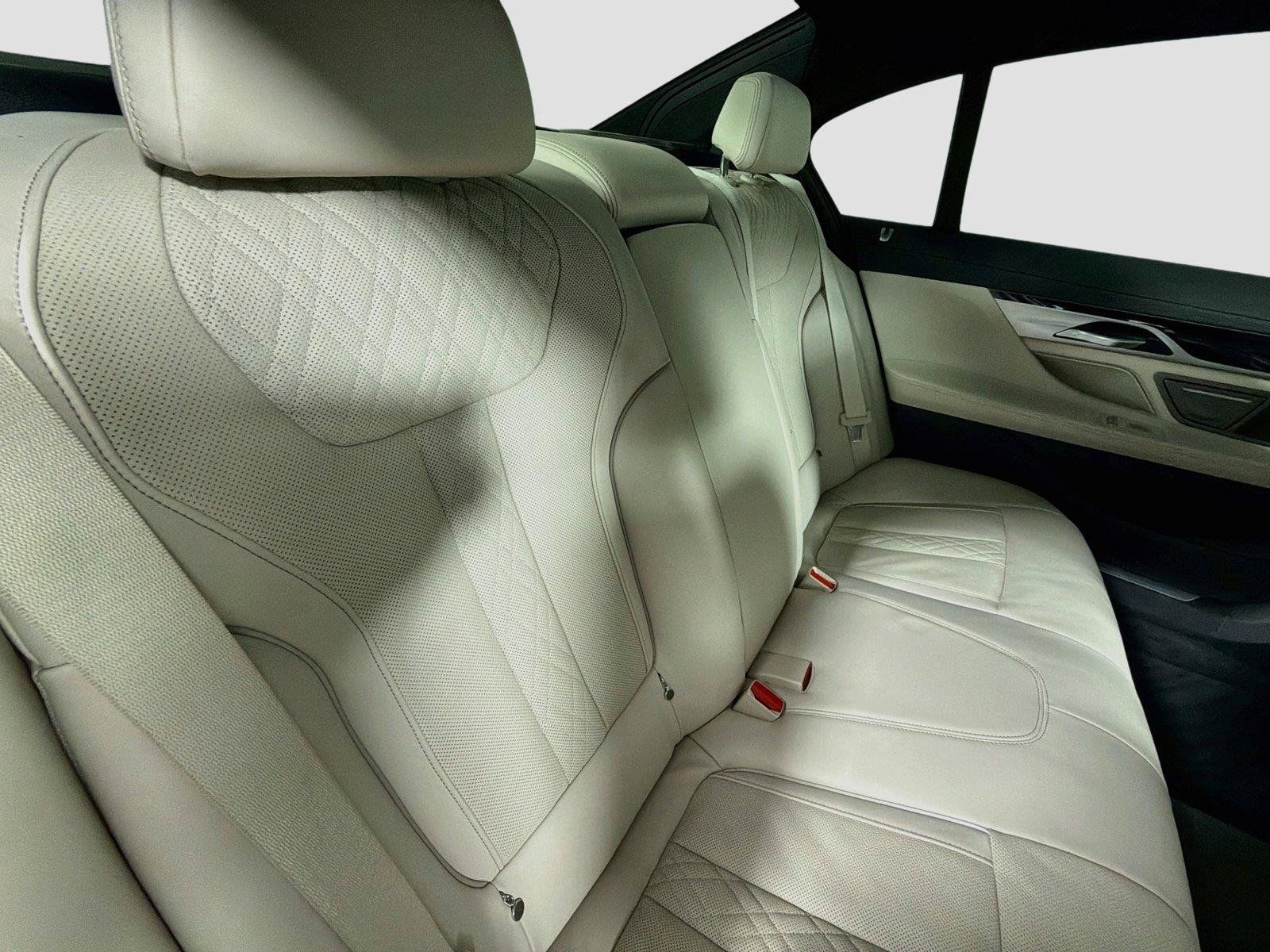Used 2019 BMW 750i w/ M Sport Package RWD image 27