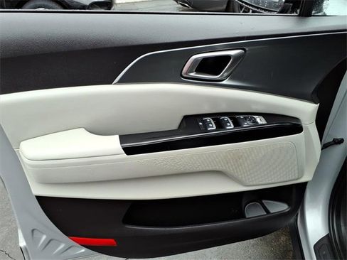 Used 2022 Kia Carnival LX image 11