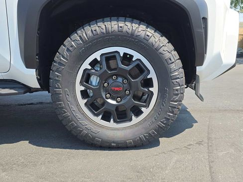 Certified 2025 Toyota 4Runner TRD Off-Road image 9