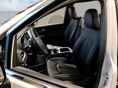 New 2026 Chrysler Pacifica Select image 11