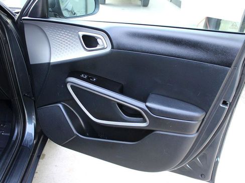 Used 2023 Kia Soul LX image 18