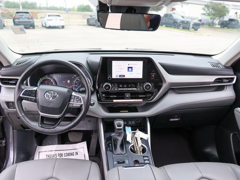 Used 2025 Toyota Highlander XLE AWD/4WD image 50