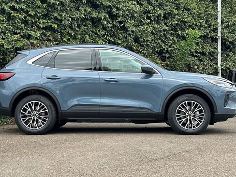 New 2025 Ford Escape SE image 3