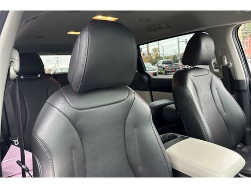 Used 2024 Kia Carnival LX image 19