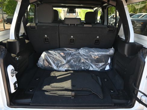 Used 2025 Jeep Wrangler Sahara w/ Safety Group image 14